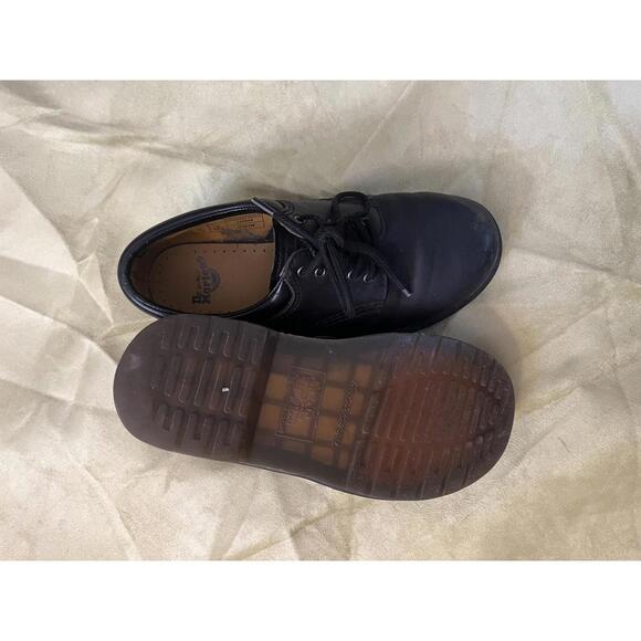 Classic Black Dr. Martens Oxford Shoes - Timeless Style